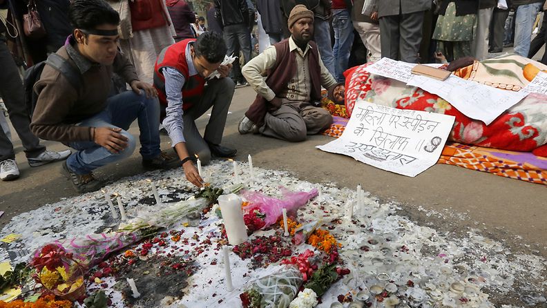 Mielenosoittajat osoittivat tukeaan raiskauksen uhriksi joutuneelle 23-vuotiaalle naiselle New Delhissä.