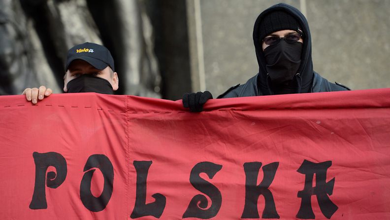 Mielenosoittajat kantoivat lakanaa Puolassa Varsovassa järjestetyssä paraatissa. Osa marssijoista otti yhteen poliisin kanssa.