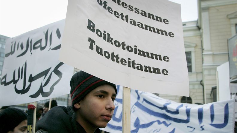 Islamilaisen Resalat-yhdyskunnan järjestämä mielenosoitus Helsingin ydinkeskustassa 6. helmikuuta 2006. Mielenosoitus järjestettiin vastalauseena muslimeja kuohuttaneille Muhammad-pilakuville.