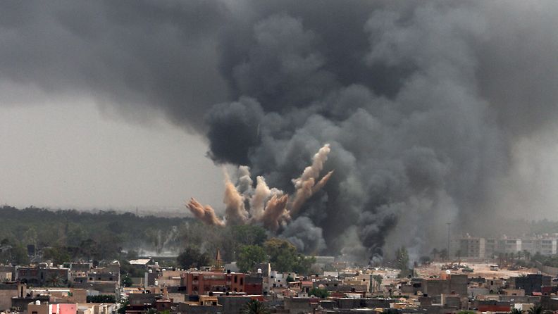 Naton koneet pommittivat Bab al-Azizijan hallintokeskusta Tripolissa 07.06.2011.