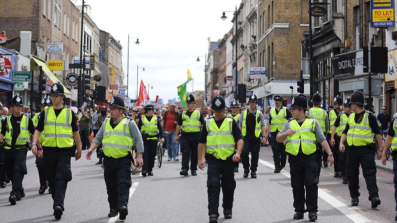 Lontoossa on marssitettu jälleen poliiseja kadulle mellakoiden pelossa. Kuvassa poliiseja Tottenhamin kaduilla johtamassa Lontoon mellakoiden vastaista mielenosoitusta 13. elokuuta 2011. (EPA)