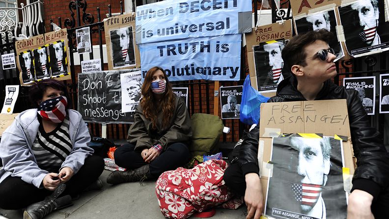 Mielenosoittajat vaativat Assangen karkoituksen perumista Ecuadorin suurlähetystön edustalla Lontoossa.