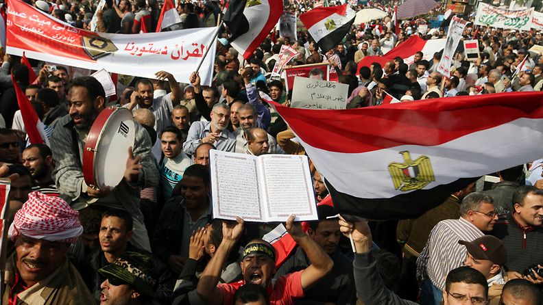 Egyptin presidentin Mohamed Mursin kannattajat osoittivat mieltään uuden perustuslain puolesta.