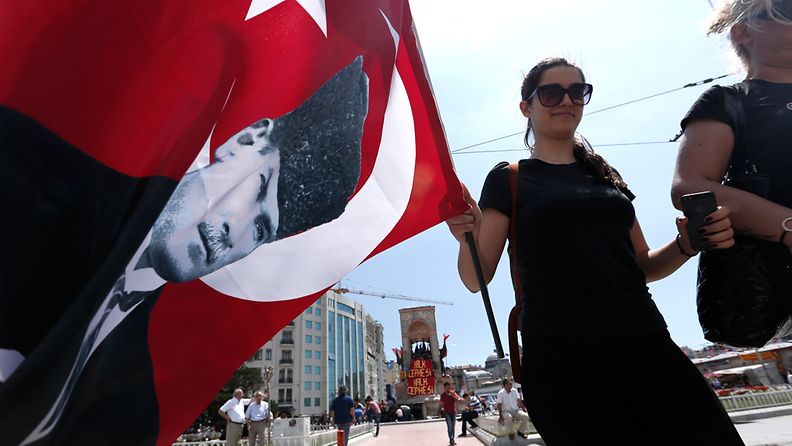  Activists walk with a Turkish flag after four days of demonstrations against the Turkish government in Istanbul, Turkey 03 June 2013.