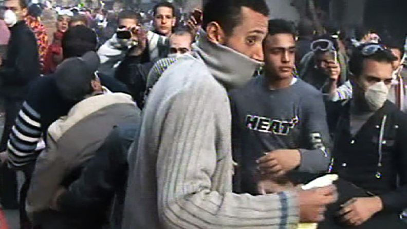 Mielenosoittajien varusteena Kairossa ovat vedellä täytetyt suihkupullot, josta saa ensiapua kyynelkaasun aiheuttamaan silmien kirvelyyn.