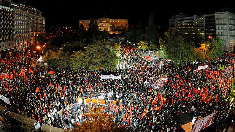 Kreikkalaiset osoittivat mieltään Ateenan Syntagma-aukiolla 4. marraskuuta 2011. Kuva: EPA