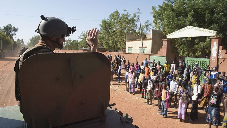 Ranskalaissotilas tervehti paikallisia Markalan kaupungissa Malissa 17. tammikuuta.