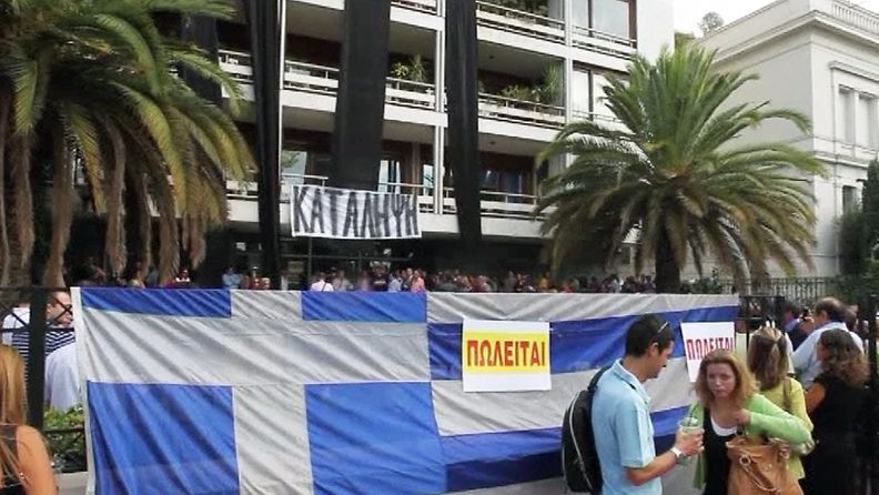 Virkamiehet saartavat Kreikan sisäministeriötä Ateenassa. 