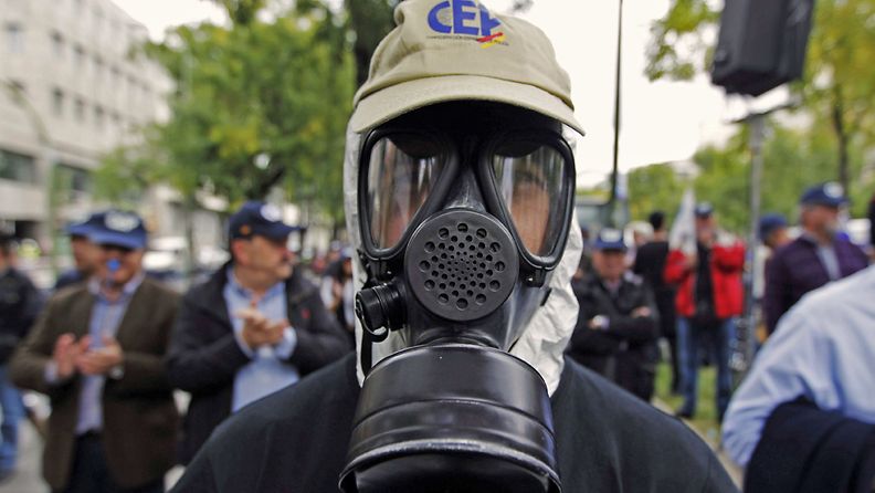A protester wears a gas mask during a demonstration called by the Spanish Police Confederation, the Federal Police Union and the Police Professional Union that has gathered members of the National Police Force to protest against the government's cuts, at the Interior Ministry in Madrid, Spain, 27 October 2012.