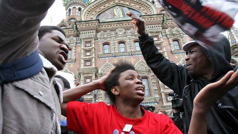 Maahanmuuttajat protestoivat ulkomaalaisiin kohdistuneita hyökkäyksiä vastaan Pietarissa.