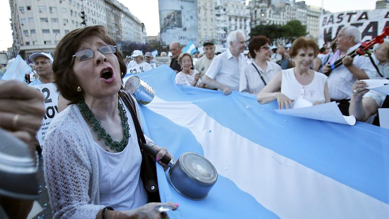Argentiinalaiset marssivat viimeksi 8.11 tuhansittain Buenos Airesin kaduilla