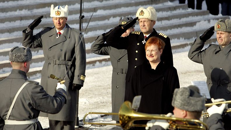 Presidentti Tarja Halosen virka-auto saapuu Eduskuntatalolle virkaanastujaisiseremoniaa varten Helsingissä 1.maaliskuuta 2006. 