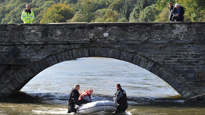 Pikkutytön etsinnät jatkuvat Walesissa. Paikallista jokea on haravoitu tiviisti katoamisen jälkeen. 