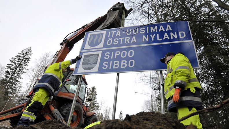 Marko Luukka ja Jarmo Minkkinen vaihtamassa kuntakylttiä kuntaliitoksen takia Sipoossa tulevalla uudella kunnanrajalla Immersbyntie ja Puroniityntien kohdalla 29. joulukuuta 2008. 