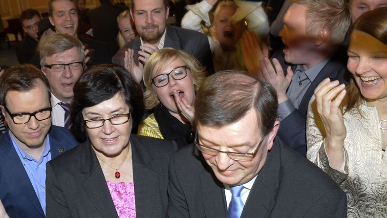 Keskusta puolueen presidenttiehdokas Paavo Väyrynen ja vaimonsa Vuokko kuuntelevat ennakkoäänten tuloksia vaalivalvojaisissaan Helsingissä 22. tammikuuta 2012.
