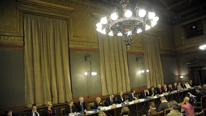 Valtioneuvoston ministerit kokoontuivat pöydän taakse kertomaan talousarvioneuvotteluiden lopputuloksesta hallituksen tiedotustilaisuudessa Säätytalolla Helsingissä keskiviikkona 14. syyskuuta 2011.  