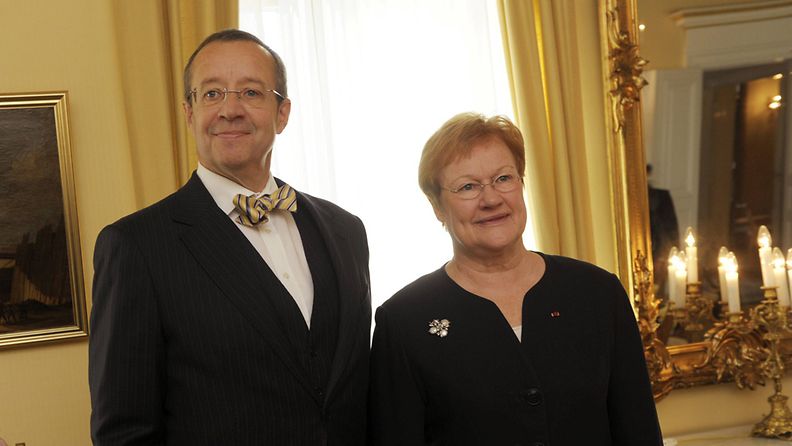 Estonian President Toomas Hendrik Ilves (L) met with his Finnish counterpart Tarja Halonen as they meet in Helsinki, Finland, on October 17, 2011.