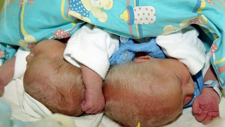 Päivän ikäiset kaksoset päiväunilla synnytysosastolla Kätilöopiston sairaalassa Helsingissä 13. heinäkuuta. 