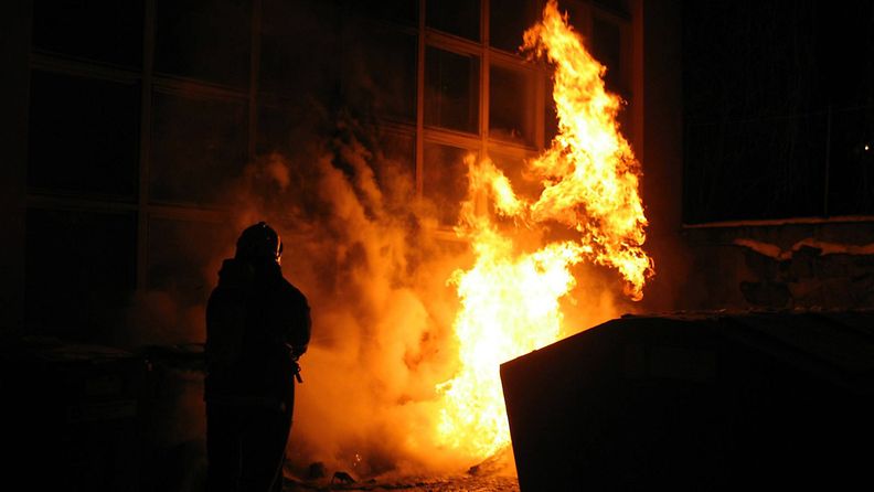 Poliisin handout-kuva palastavasta rakennuksesta. Paloa epäiltiin tuhopoltoksi. 