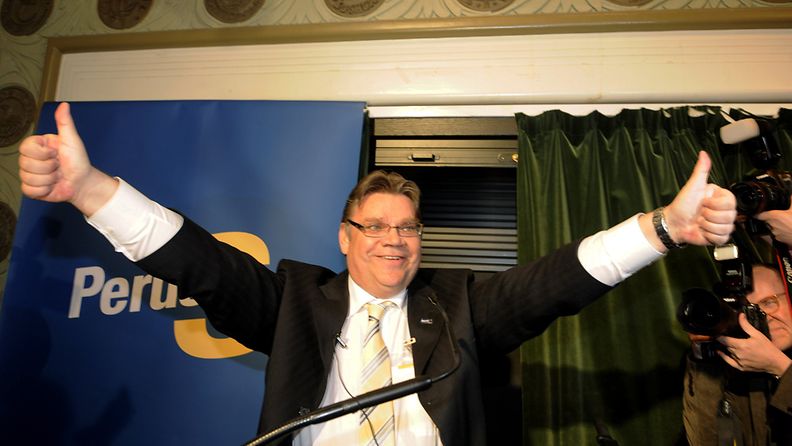 Perussuomalaisten puheenjohtaja Timo Soini puhuu kannattajilleen Perussuomalaisten vaalivalvojaisissa Bottalla Helsingissä 17. huhtikuuta 2011