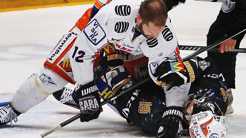 Tapparan Markus Kankaanperä ja Kärppien Juho Keränen nauttivat playoff-tunnelmasta. 