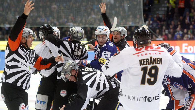 Päätuomari Jari Levonen (vas.) setvii nujakkaa, jään pinnassa Kärppien Atte Ohtamaa jääkiekon Liigan toisessa finaaliottelussa Tappara vs Kärpät 17. huhtikuuta 2014 Tampereella.