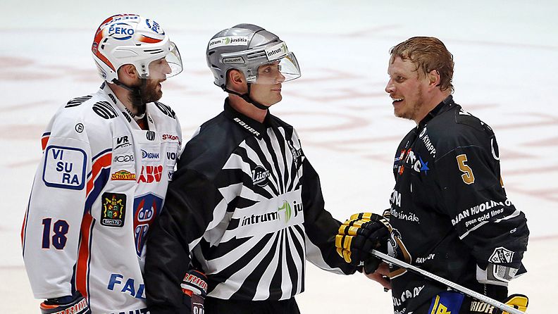 Josh Green ja Lasse Kukkonen vaihtavat kuulumisia kolmannessa SM-liigafinaalissa. 
