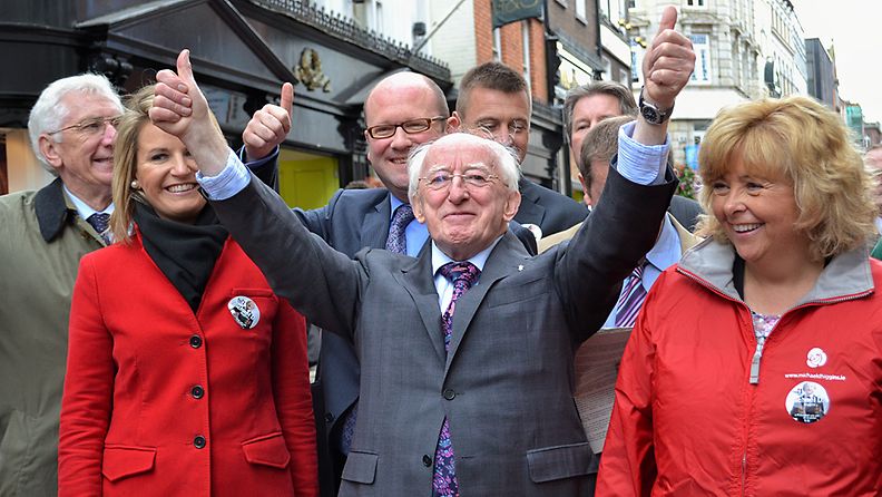 Vaalien ennakkosuosikki, työväenpuolueen Michael Higgins kampanjoi Dublinissa lokakuun alussa. 