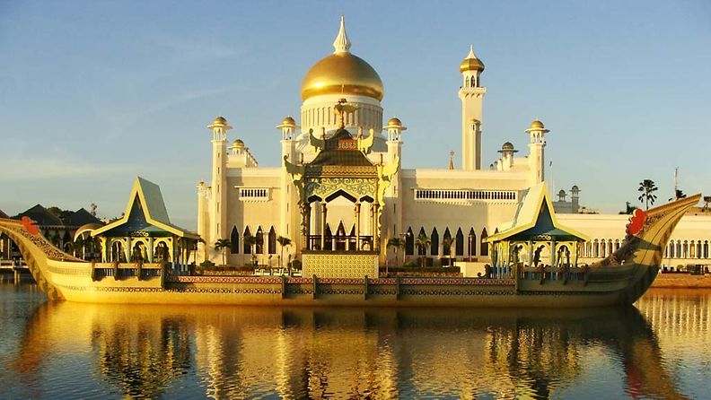Moskeija Bruneissa. Paikallisen sulttaanin tiedetään järjestäneen kosteita juhlia, vaikka alkoholi on maassa laitonta.