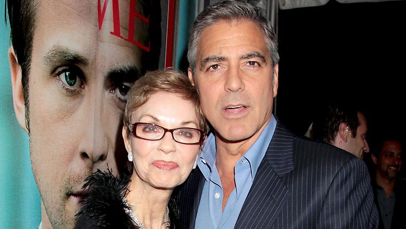 George Clooney poseeraa �itins� kanssa vuonna 2011.