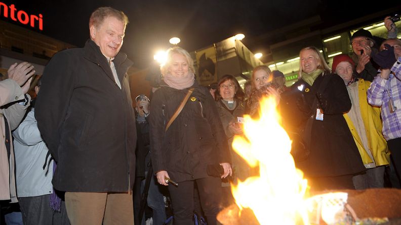 Tasavallan presidentti Sauli Niinistö (vas.) sytytti asunnottomien yön tulen Espoossa 17. lokakuuta 2012. 