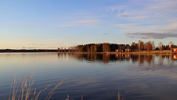 Kevättä Puukkolanniemen edustalla Utajärven Ahmasjärvellä 28. huhtikuuta 2014. Lukijan kuva: Sinikka Kujala