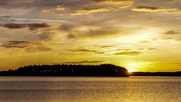 Auringonlasku Lappeenrannassa 26. huhtikuuta 2014. Lukijan kuva: Pepe Salo