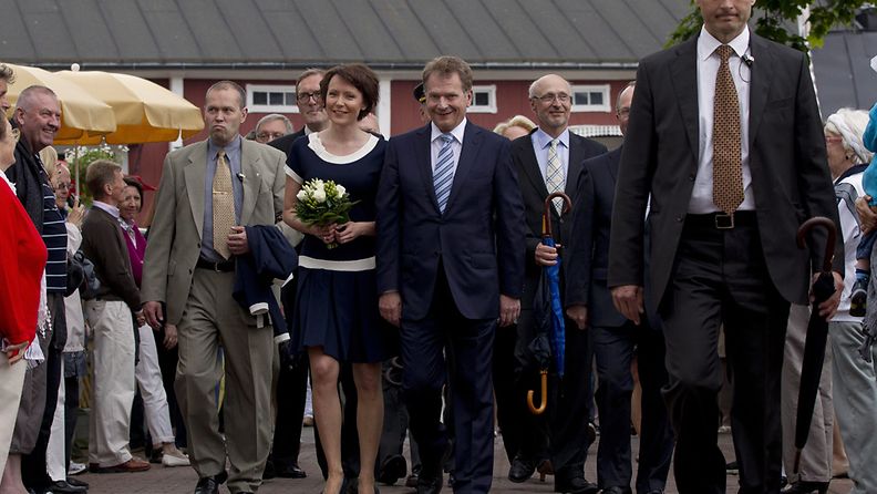 Presidentti Sauli Niinistö ja puolisonsa Jenni Haukio Naantalin kaupungin järjestämässä tervetuloseremoniassa lauantaina 16. kesäkuuta 2012. 