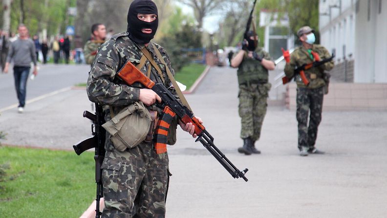 Venäläismielisiä separatisteja Itä-Ukrainassa Luhanskin kaupungissa.
