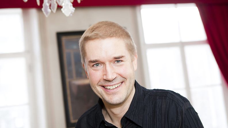 Tanssinopettaja, ohjaaja ja koreografi Marco Bjurström on Nelosen uusi uutisankkuri.