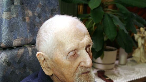 Suomen vanhin asukas 110-vuotias Aarne Arvonen Järvenpäässä 3. joulukuuta 2007.