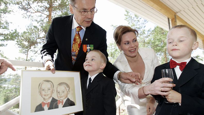 Timo T. A. Mikkonen ja vaimo Nina sekä pojat vas Matias ja Mikael 60-vuotissyntymäpäivillä 15.kesäkuuta 2007.