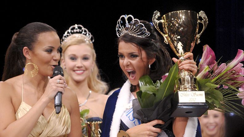 Miss Suomi 2012, helsinkiläinen Sara Chafak, juhlii pokaalin kanssa Miss Suomi -kilpailun ratkettua.