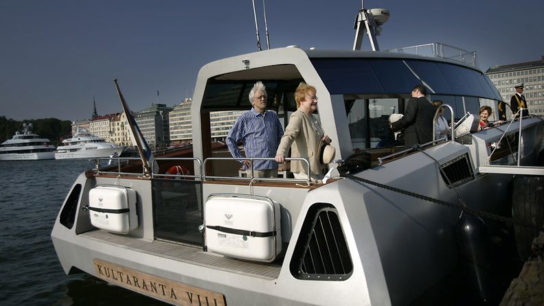 Tasavallan presindentti Tarja Halonen ja tohtori Pentti Arajärvi lähtivät Helsingin Kauppatorilta Naantaliin Kultaranta VIII-aluksella kesäviettoon 11. kesäkuuta 2011.  