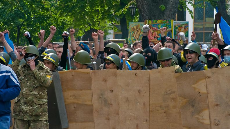 Venäjä- ja Ukraina-mielisten yhteenotot yltyivät väkivaltaisiksi Odessassa Etelä-Ukrainassa 2.5.2014.