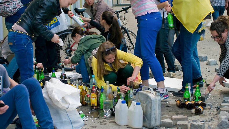 Yhtenäistä Ukrainaa kannattavat nuoret naiset valmistavat "Molotovin cocktaileja" Odessassa Etelä-Ukrainassa 2.5.2014.