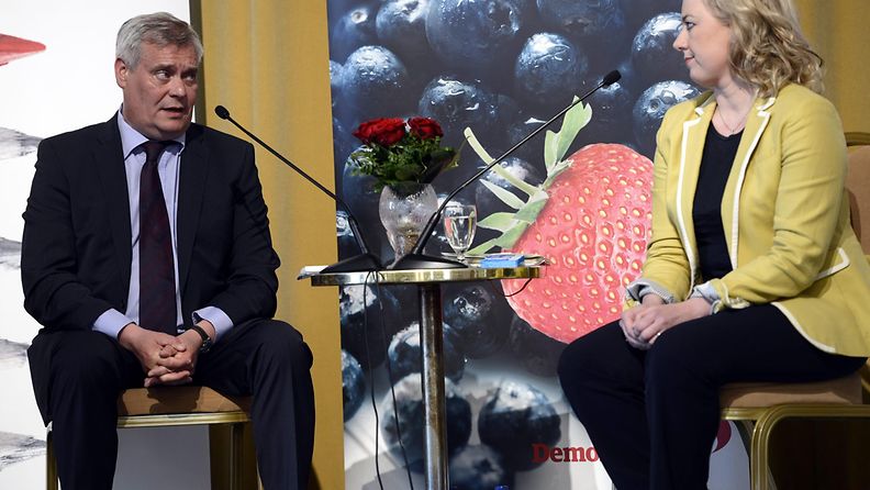 Antti Rinne ja Jutta Urpilainen Paasitornin juhlasalissa Demokraatti-lehden järjestämässä SDP:n puheenjohjajaehdokkaiden väittelytilaisuudessa, 3. toukokuuta 2014.