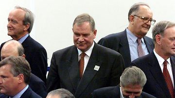 19990730 - SARAJEVO , BOSNIA-HERTSEGOVINA - BALKAN-HUIPPUKOKOUS : Pääministeri Paavo Lipponen sekä muut huippukokoukseen osallistuneet poistuvat ryhmäkuvasta Sarajevossa perjantaina.