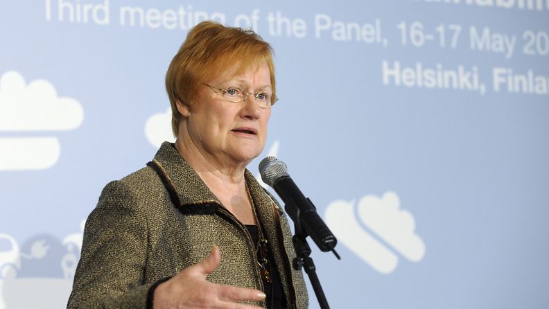 Presidentti Tarja Halonen puhuu YK:n kestävän kehityksen paneelin kokouksessa Helsingissä 17. toukokuuta 2011. Kuva: Lehtikuva
