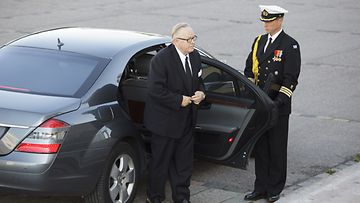 Presidentti Martti Ahtisaari saapuu Tuomiokirkkoon.