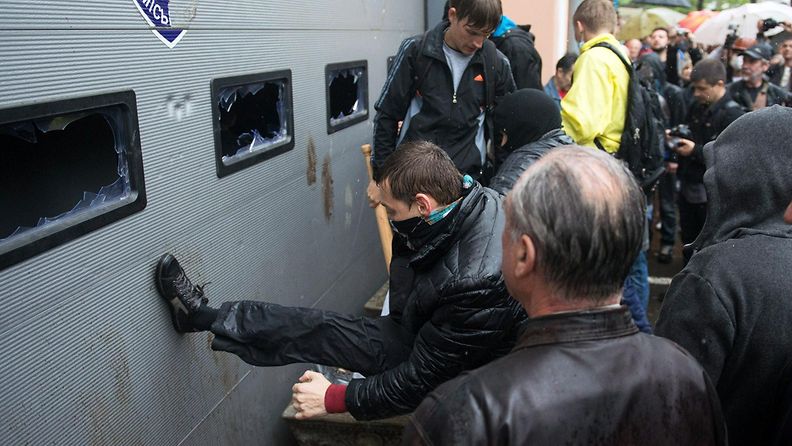 Venäjä-mieliset tunkeutuivat poliisiasemalle Odessassa Ukrainassa 4.5.2014.