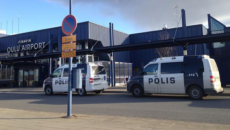 Lentokentälle jätetty salkku aiheutti poliisioperaation Oulun lentokentällä 4.5.2014.