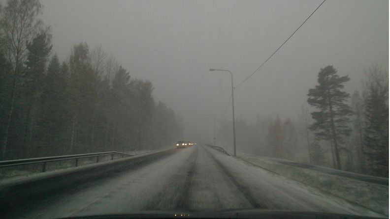 Ajokeli huononi lumisateiden takia aamulla 5. toukokuuta 2014 Kirkkonummella.