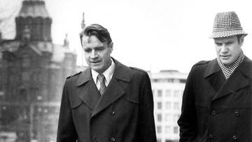 19800423 HELSINKI : Pääministeri Mauno Koivisto (vas.) ja sihteeri Paavo Lipponen kuvattuna kaupungilla 23. huhtikuuta 1980.  